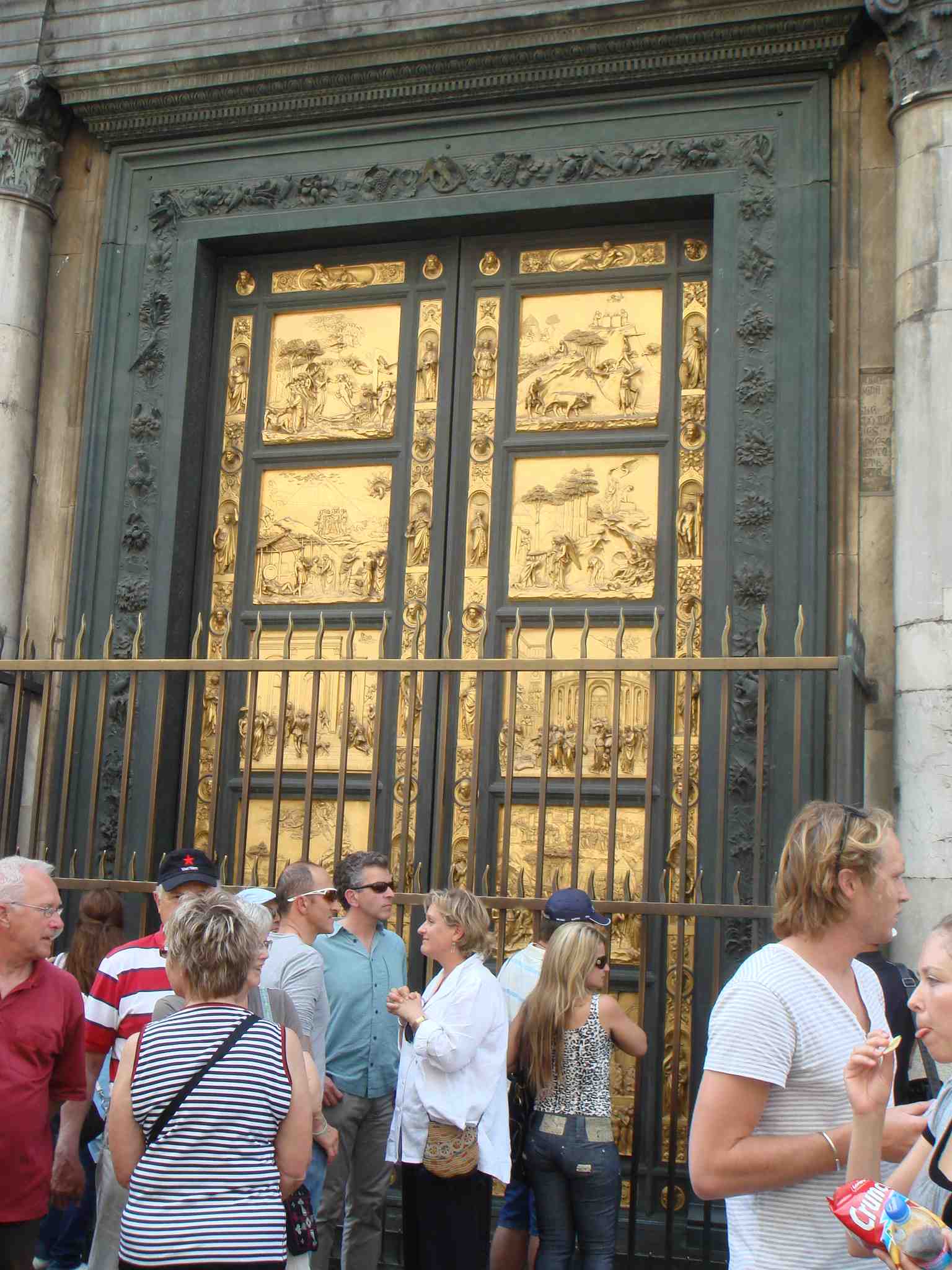 洗礼堂の、ミケランジェロが『黄金の門』と讃えたという扉です。